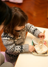 Bambina con la direttrice della classe